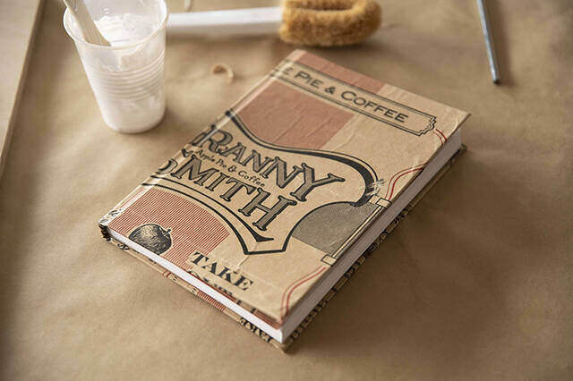 紙袋に新たな命を。お気に入りデザインでオリジナルノートDIY