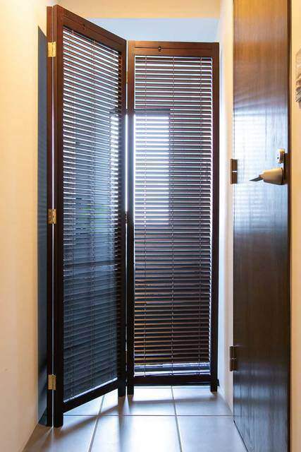 パーテーションで目を惹くデザインに！ラグジュアリーさを意識したリノベルーム