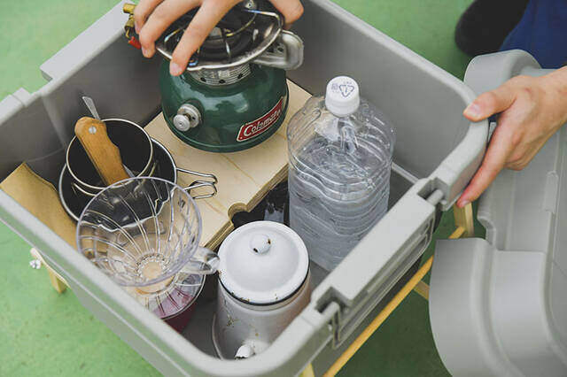 “仕舞えるだけ”の収納で満足?汚れも防げる超快適サイドテーブルをDIY