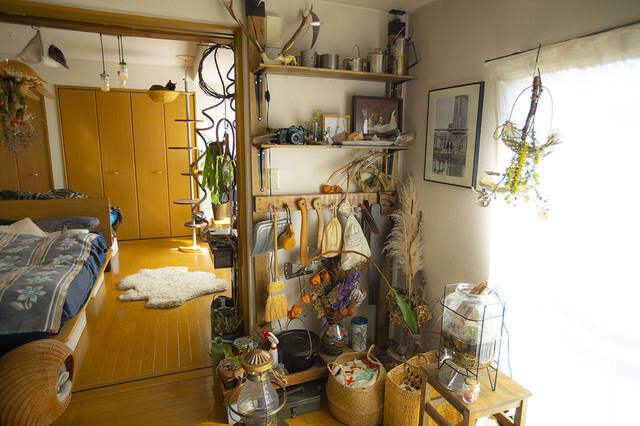 山道具を巧みに収納！壁面を有効活用した2人と1匹暮らし