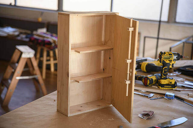 お部屋に春(スプリング)到来!バネを活用した技アリ収納棚をDIY