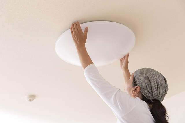 キッチンの照明器具を交換したい!外し方・取付方法をご紹介!