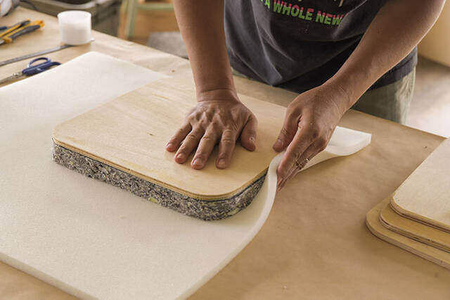 足を上げると気分もアガる!トランクカーゴが贅沢オットマンに変身するDIY