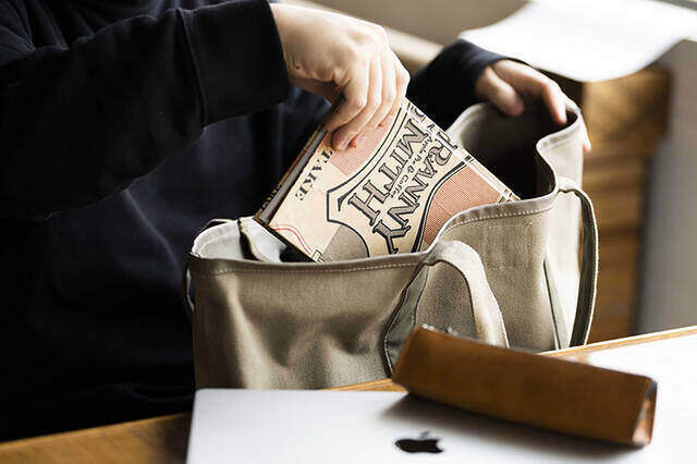 紙袋に新たな命を。お気に入りデザインでオリジナルノートDIY