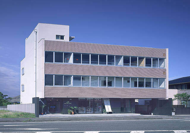 ホステル ×カフェ×食品加工場!リノベで築50年の古さを楽しむイワシビル