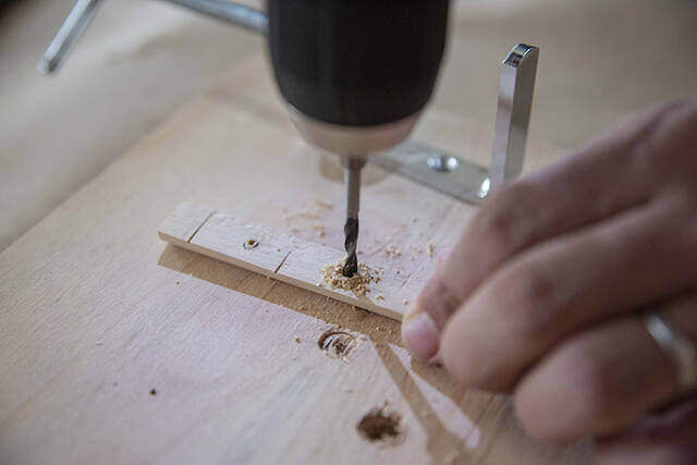 どこでも挟んで即・コーヒースタンド!たった2つの材料で作れるクランプDIY