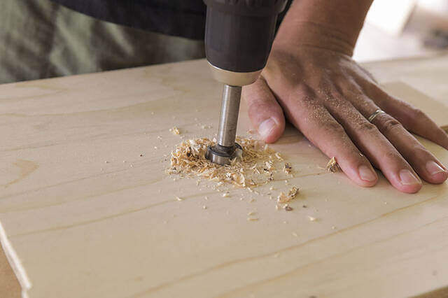 “仕舞えるだけ”の収納で満足?汚れも防げる超快適サイドテーブルをDIY