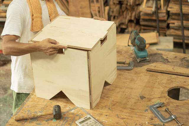 3cmの隙間にすっぽり収納!パタパタ折りたためるスツールをDIY!