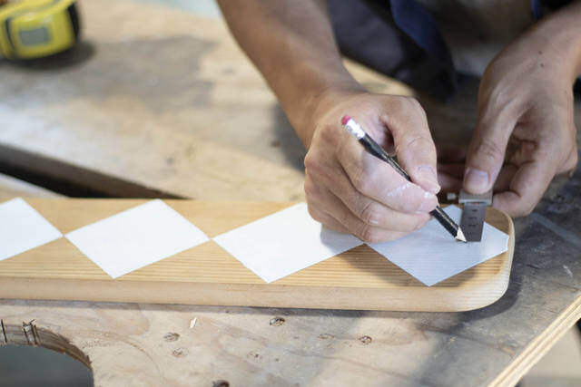 ブラケットいらずで突っ張れる!?デッドスペースを解消するウォールラック