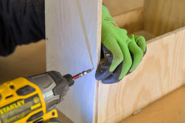 材料たった2つで玄関を格上げ!小物も吊るせる“多目的傘かけ”をDIY