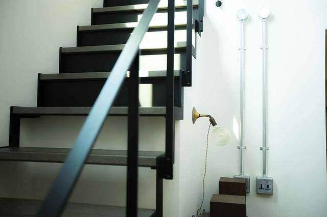 古材とエイジングで作るインテリア。アメリカを感じるキューブハウス