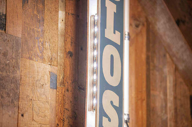 海外映画っぽい“アレ”を再現!ホームセンター出身の本格派壁づけサインをDIY