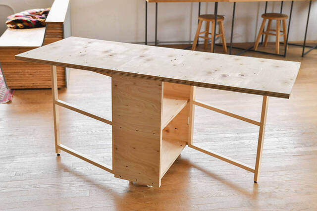 畳んで収納、開いてカフェに!収納力も抜群な移動式バタフライテーブルをDIY