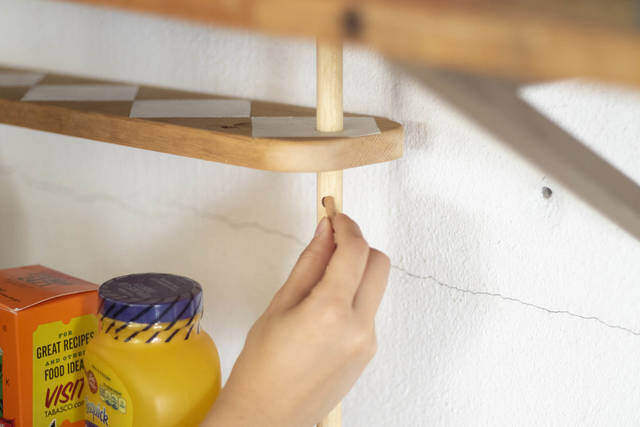 ブラケットいらずで突っ張れる!?デッドスペースを解消するウォールラック