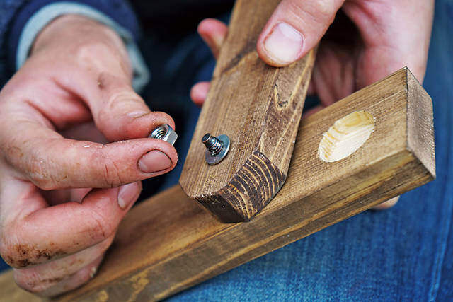 持ち運びも簡単なキャンプの味方!フォールディングテーブルをDIY!