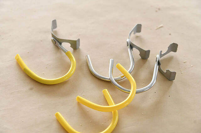 \制作時間5分の瞬間DIY/隙間スペースを“アレ”で解決、秀逸アイデアハンガーフック