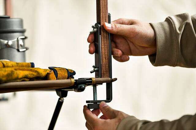 どんな場所でも挟むだけ!“IKEAクランプ”で省スペースなディスプレイラックをDIY