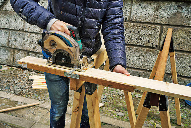 持ち運びも簡単なキャンプの味方!フォールディングテーブルをDIY!