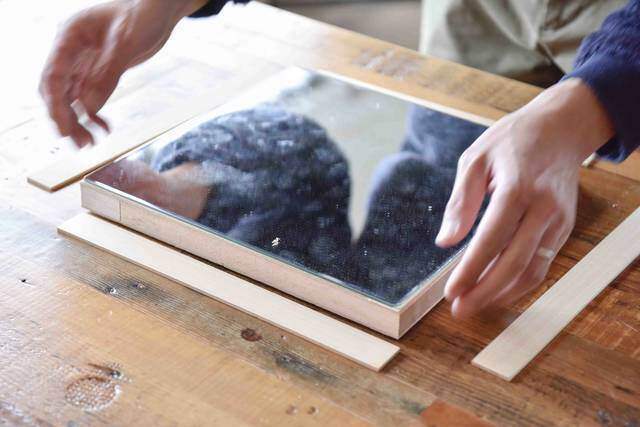 50年前の鏡をアップサイクル！モダンなミラーにアップデート