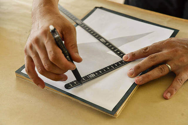 夜キャンプの“光る表札”!テントを見分けるベースサインをDIY