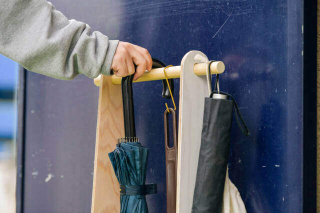 材料たった2つで玄関を格上げ!小物も吊るせる“多目的傘かけ”をDIY