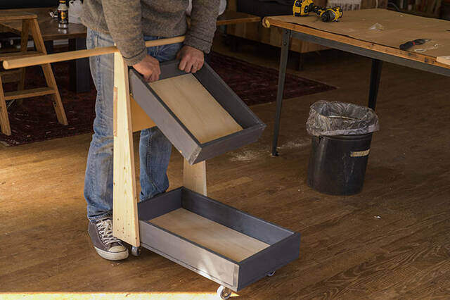 “歩くディスプレイ”なら模様替えし放題!機能性◎な開閉式ワゴンラックをDIY