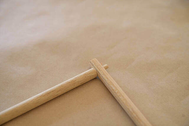 キャンプで料理を守る“卓上テント”!?折り畳み式の木製フードカバーをDIY