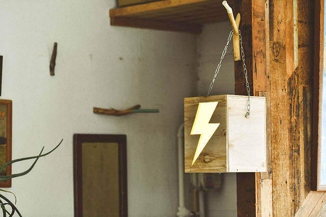 夜キャンプの“光る表札”！テントを見分けるベースサインをDIY