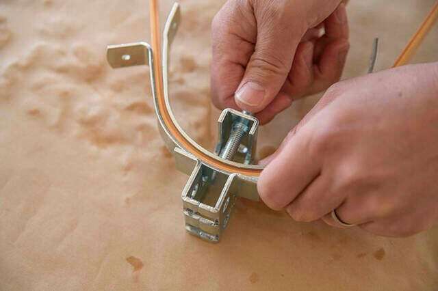 作り方は“曲げるだけ”!?どこでも・なんでも掛けられる超便利なハンガーフックをDIY