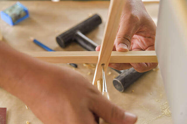 “仕舞えるだけ”の収納で満足?汚れも防げる超快適サイドテーブルをDIY