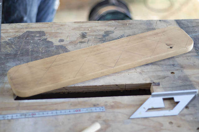 ブラケットいらずで突っ張れる!?デッドスペースを解消するウォールラック