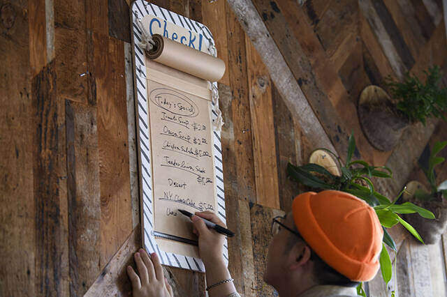 まだホワイトボード使ってる？とにかく使えるカフェ風メッセージボードをDIY