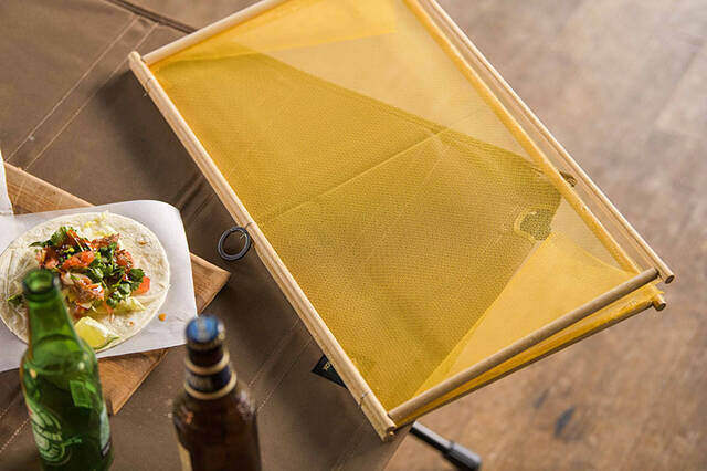 キャンプで料理を守る“卓上テント”!?折り畳み式の木製フードカバーをDIY