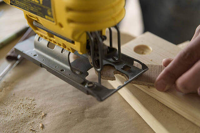 材料費0円の名作が誕生!来客時に壁から飛び出す魔法のハンガーフックをDIY