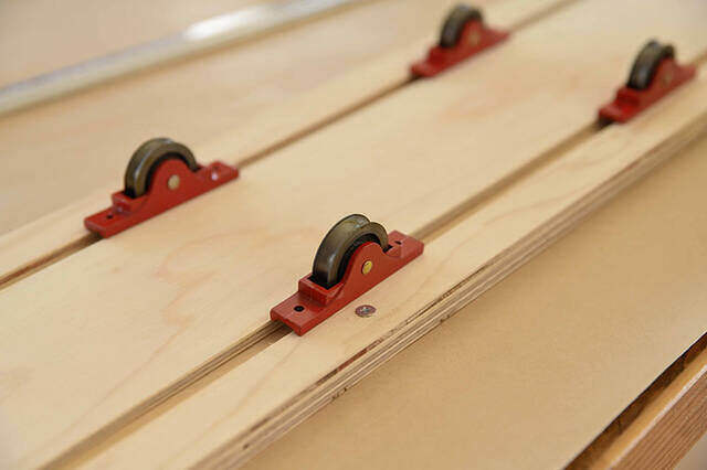 “動くインテリア”で快適おウチ時間!新感覚の可動式飾り棚をDIY