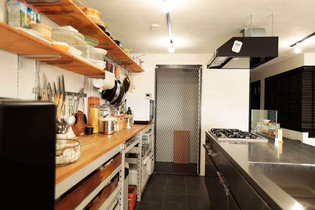 2.7mのアイランドキッチンを支える壁面収納部屋！