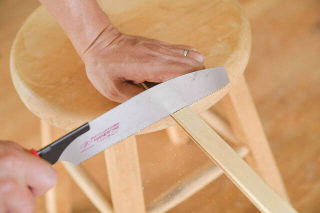 ベニヤ板曲げられるって知ってた?一枚の板でミニマルな壁掛けラックをDIY