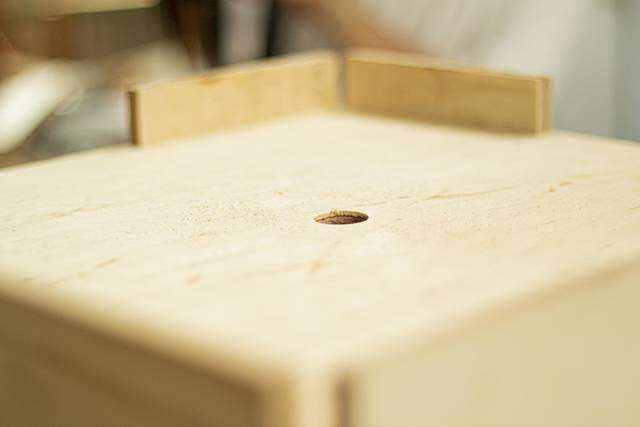 3cmの隙間にすっぽり収納！パタパタ折りたためるスツールをDIY！