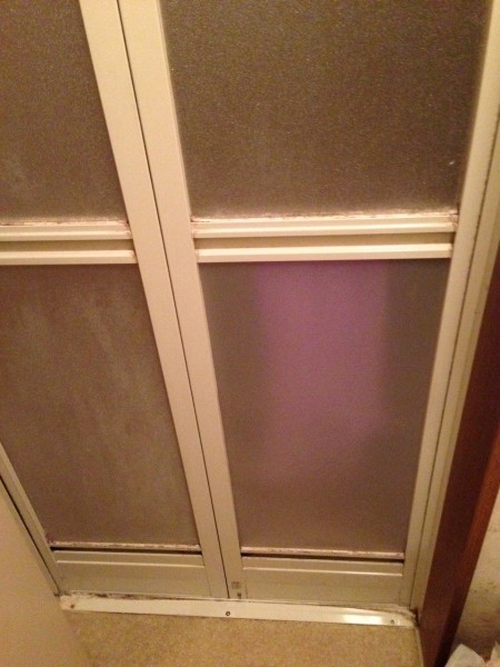 劣化した浴室ドアの交換をDIYで出来る?費用の目安はどのくらい?