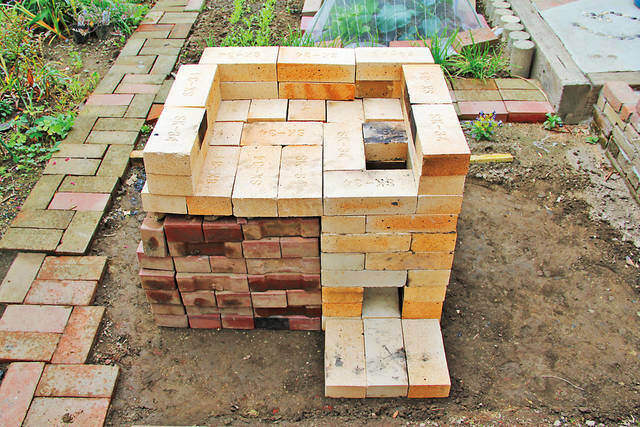 耐火レンガ&コンクリートで常設のロケットストーブを作る!