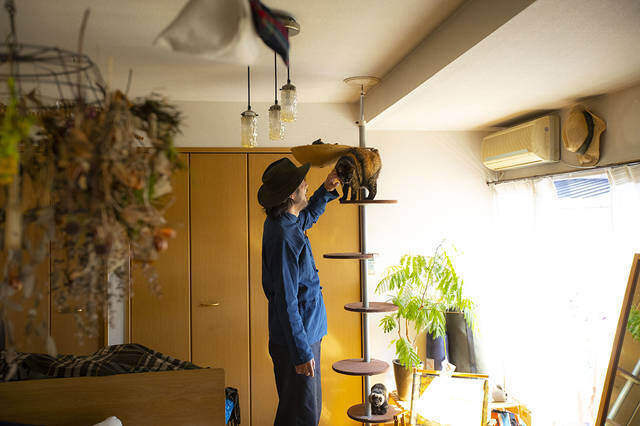 山道具を巧みに収納！壁面を有効活用した2人と1匹暮らし