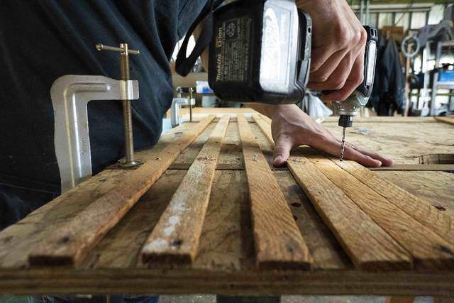 もっと自由に間取りを仕切る!古材とベルトで作るDIYパーテーション