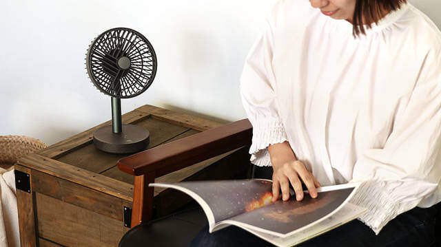 家中、どこでもいっしょ！“コードレス”×“ミニ”な新感覚リビングファン