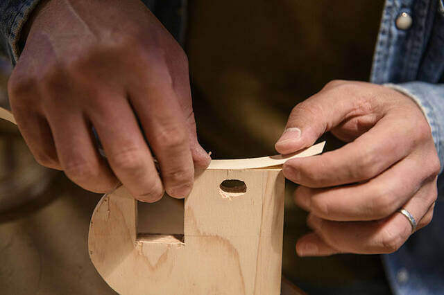 この完成度、もはや現代アート!?木製ペーパーホルダーをDIYしてトイレにも遊び心を