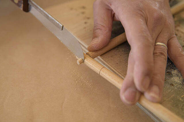 キャンプで料理を守る“卓上テント”!?折り畳み式の木製フードカバーをDIY