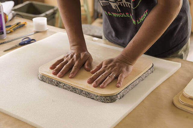 足を上げると気分もアガる!トランクカーゴが贅沢オットマンに変身するDIY