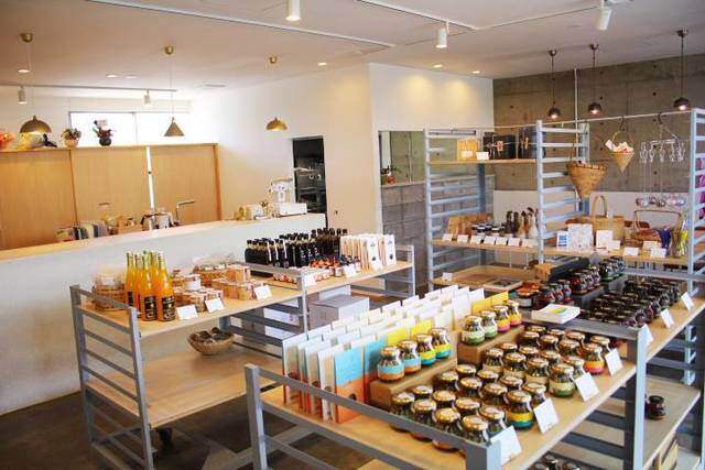 ホステル ×カフェ×食品加工場！リノベで築50年の古さを楽しむイワシビル