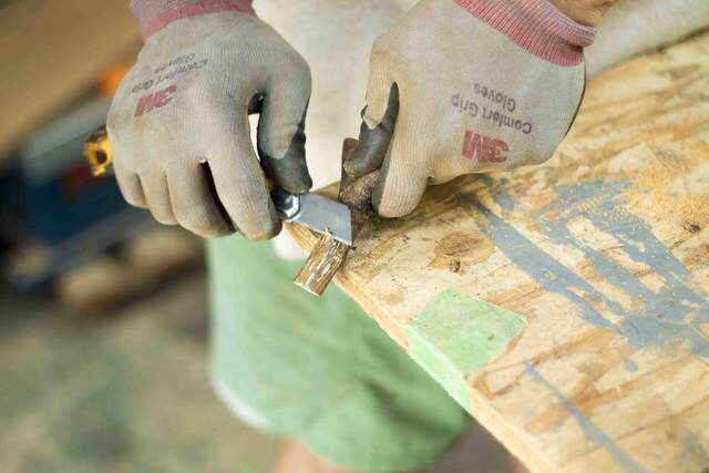 枯れ枝だって立派な木材!低予算でオシャレな壁掛けフックが完成!