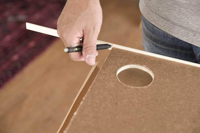 “膝の上”と書いて、オフィスと読む。キャンプチェアで働く快適デスクをDIY