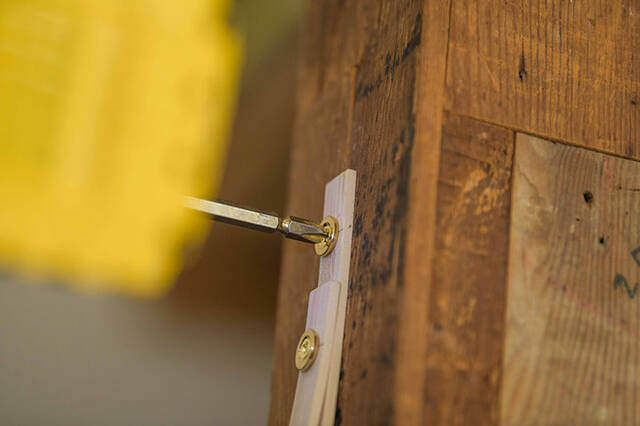 作り方は“曲げるだけ”!?どこでも・なんでも掛けられる超便利なハンガーフックをDIY